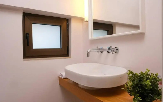 Urban Luxury Homm Apt. In Deinokratous Str.
