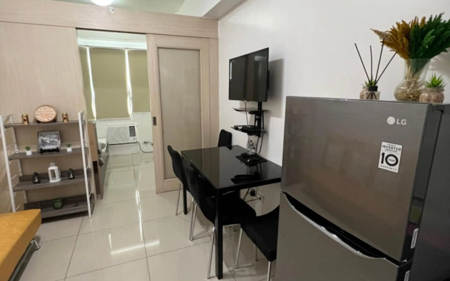 Staycation Sea Residences MOA Jermel