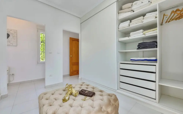 4bed Villa Sleeps 8- Pool, Garden, Bbq, Near Beach