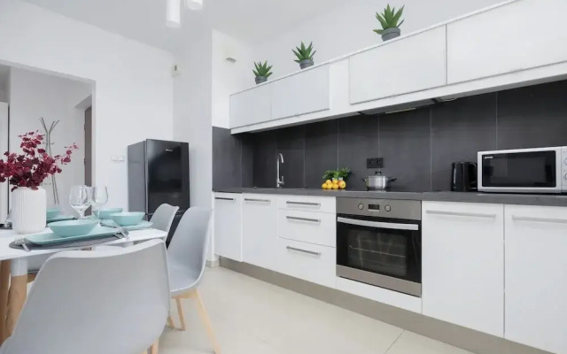 Cozy Apartment for 4 by Renters