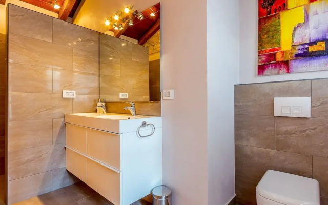 Beautiful Villa Consisting of two Houses With Private Pool, Near Pula and Beach