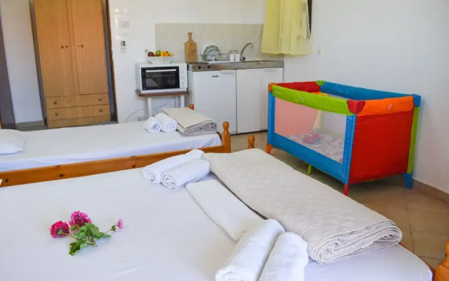 Comfy green studio/just 150m to the beach