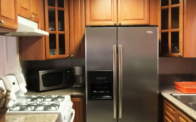 Fully Furnished Apartment in Glendale