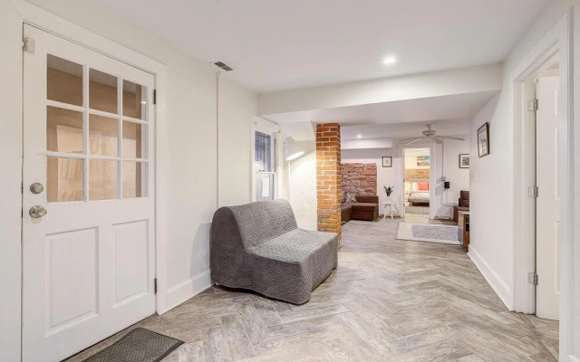 Stunning Modern Home, Prime Location Sleeps 15