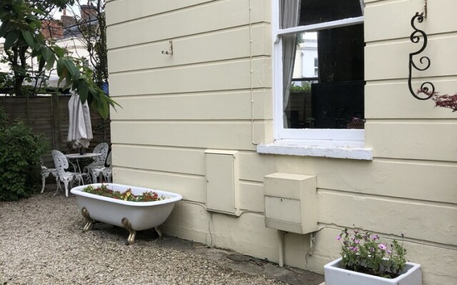 Cheltenham Cozy Retreat With 2 Bedrooms