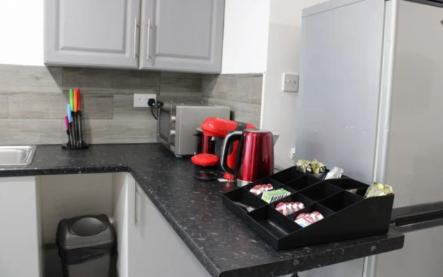 Impeccable Spacious 6-bed House in Romford