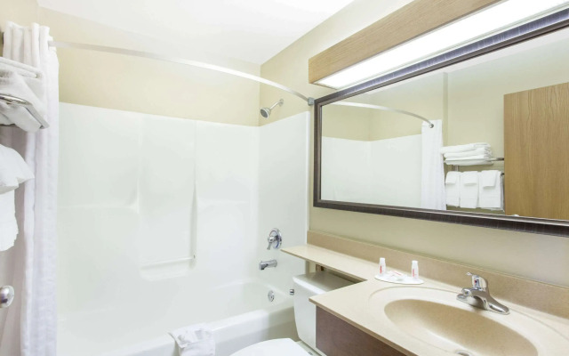 Super 8 by Wyndham Richlands/Claypool Hill Area