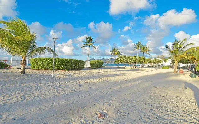Deja Blue - Comfortable Beachfront condo