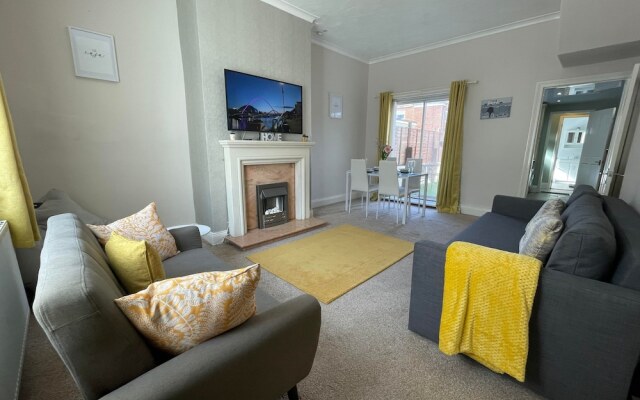 Lovely 3 Bedroom Apartment In Newcastle Upon Tyne With Free Parking