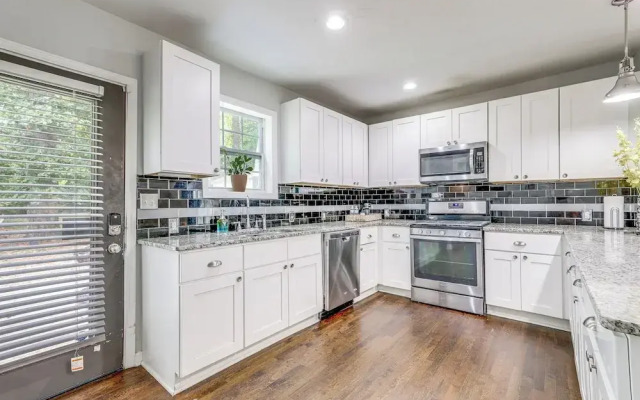 Pet-friendly Home w/ Hot Tub in Atlanta!