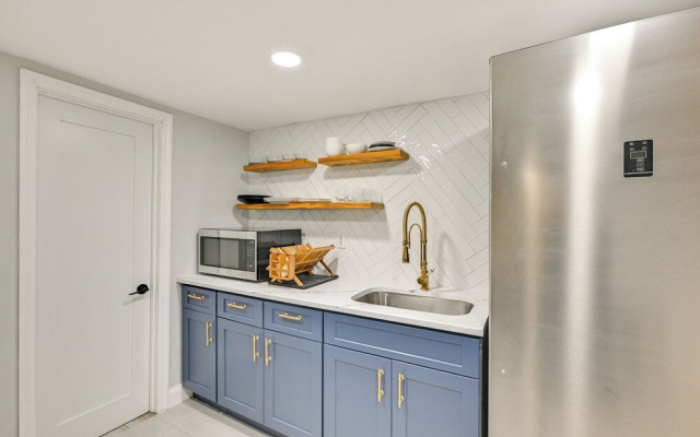 Lovely Elmont Apartment - Walk to Bus Stop!