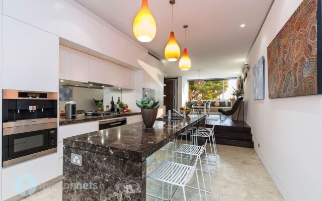 3BR Sydney Harbourside Home/Rooftop Pool & Parking