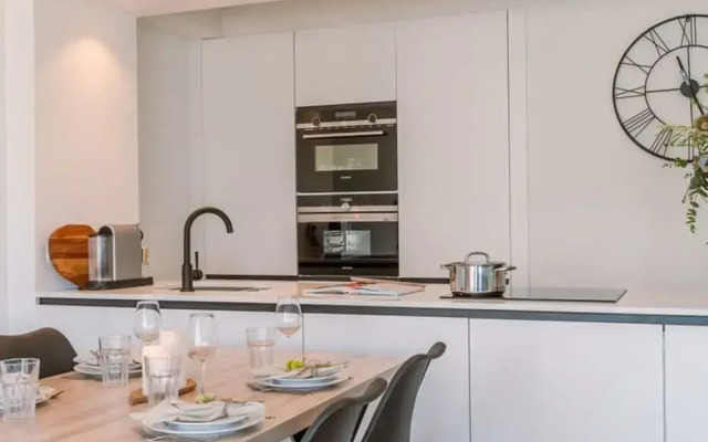 Lovely Apartment With Lateral sea View and Parking