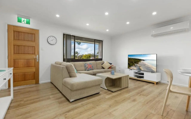 Modern Family Holiday Home Overlooking Jervis Bay