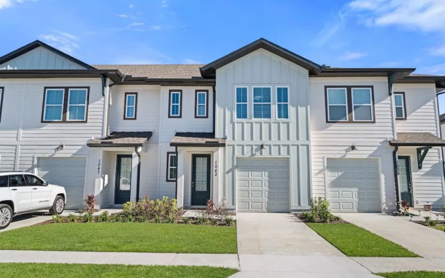 1043 Plantation Lane