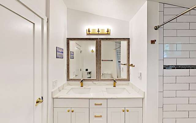 1124 14th Ave Townhome by RedAwning