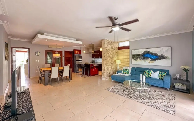Incredible 3 BR Penthouse w BBQ Jacuzzi