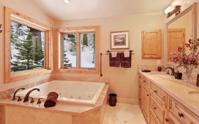 Wulf's Lodge at Olympic Valley Unwind in Hot Tub!