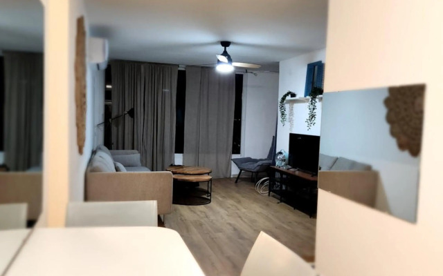 לוויס פלייס 1