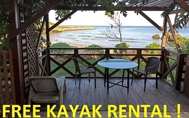 Ken's Beachfront Cafe & Lodge, BH2, Oceanfront with Free Kayak Rental