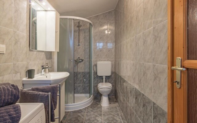 Nice Home in Liznjan With 4 Bedrooms, Internet and Outdoor Swimming Pool