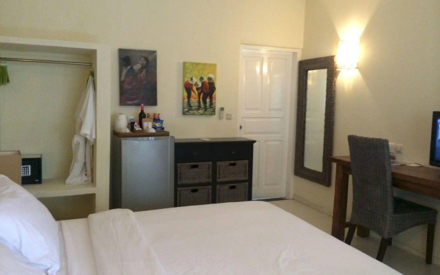 Scallywags Mango Motel
