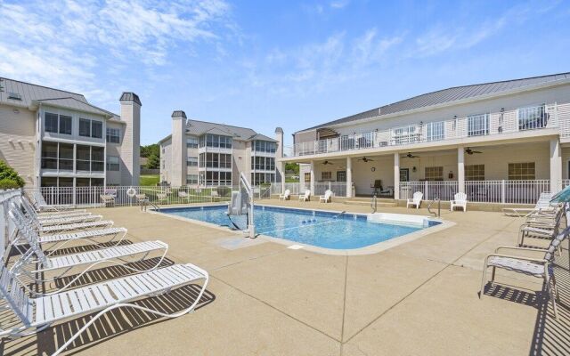 Tranquil Pondview Retreat - Balcony