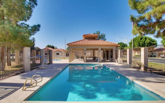 7 Mi to Mill Ave: Bbq-ready Mesa Townhouse