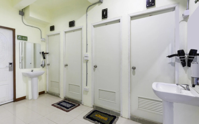 OYO 928 Leaf Hostel