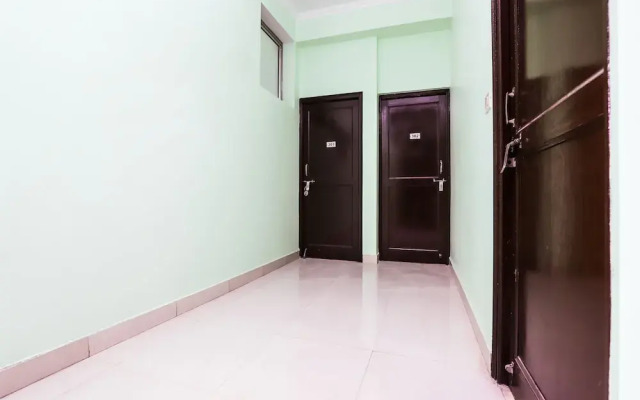 OYO 27881 Living Sector 135