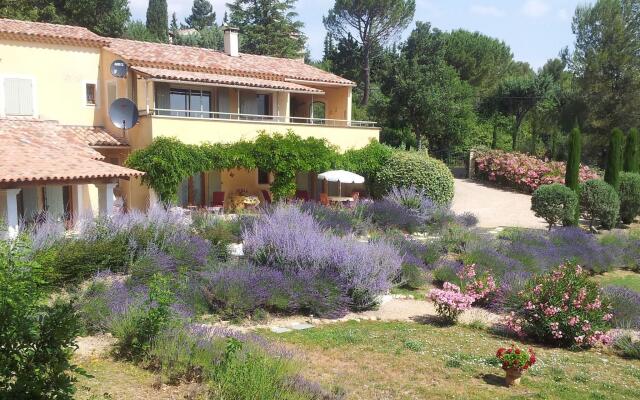 Peaceful Villa in Saint-Saturnin-lès-Apt with Swimming Pool