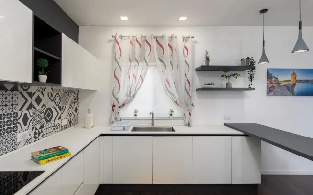 Luxury 3BR APT with Terrace & Views