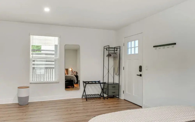 Stylish Lakeland Studio w/ Workspace