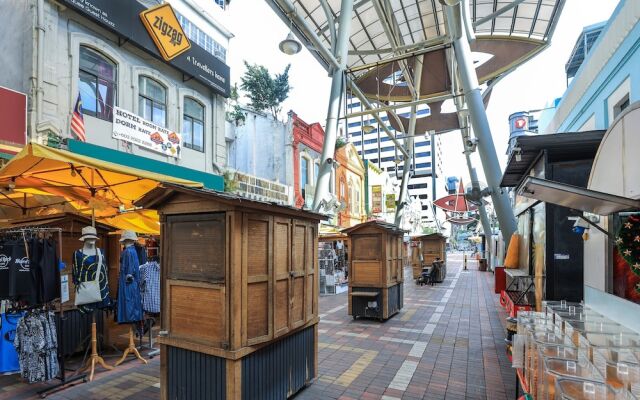 SPOT ON 90236 Zigzag Travellers Home - Hostel