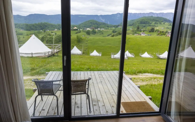 Ursa Mica Glamping Resort