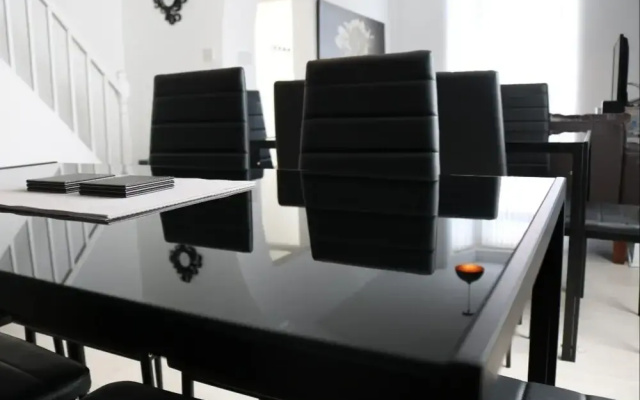 Modern Liverpool House Sleeps 12 Netflix