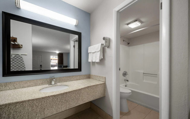 Super 8 by Wyndham Covington