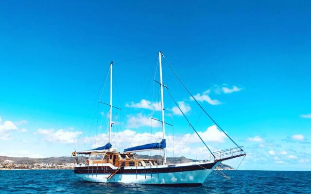 Un barco clásico con alma propia cerca de Barcelona