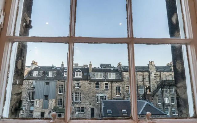 Queen St: Superb Penthouse Flat W/roof Terrace