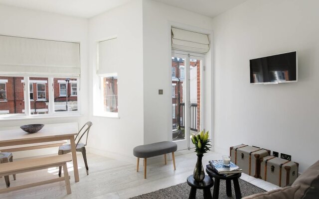 Stunning 2BR Home in West Kensington W/balcony