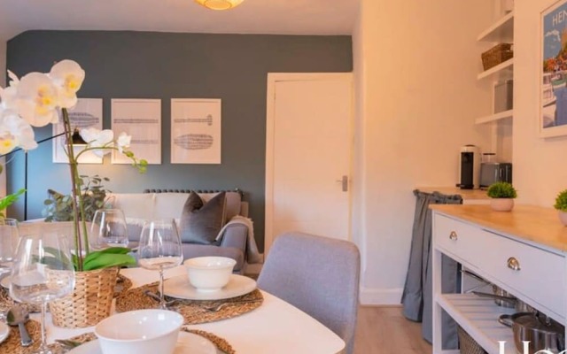 Super Central Apartment Close To River Station