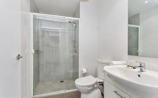 Madecomfy Spacious Canberra Living With Courtyard