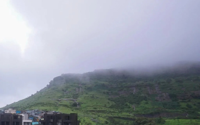 OYO 18437 Home Scenic 3BHK Villa Lonavala Lake