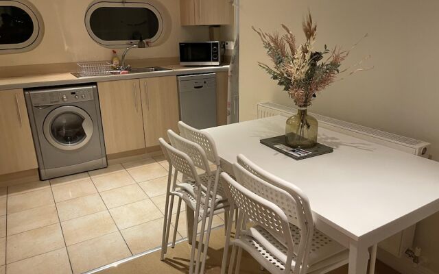 Free Parking Near City Centre & Stadium Sleeps 6-8