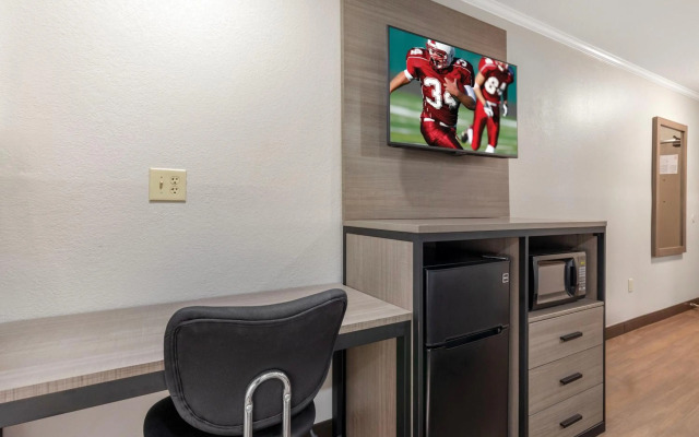 Red Roof Inn Suffolk