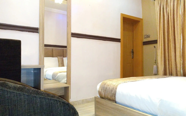 Euro Lounge and Suites