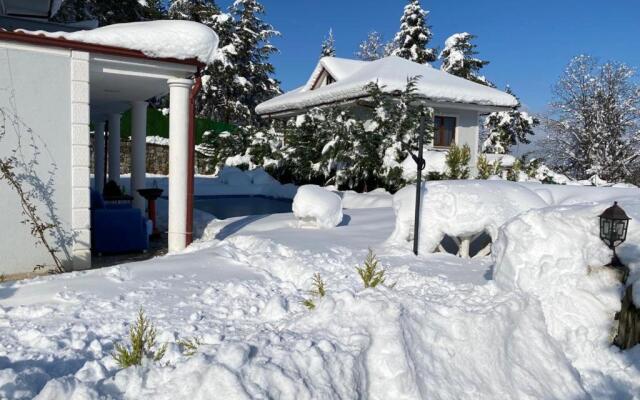 Sapancada Göl Manzarali Özel Havuzlu 3+1 Vi̇lla