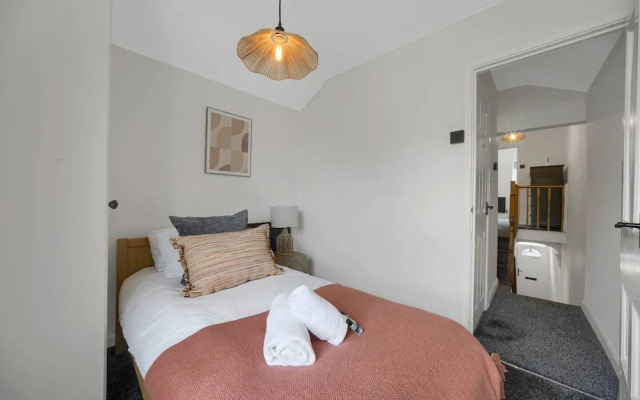 Central Chic - Huge Home - Free Wifi
