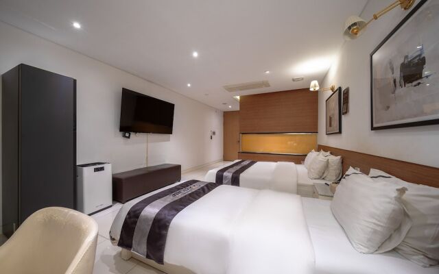 Cube Hotel