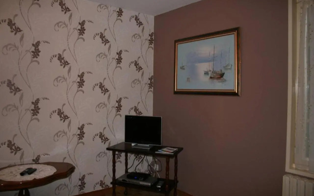 1 Bedroom House 20min Walk To Centre in Tournus (Adults Only)